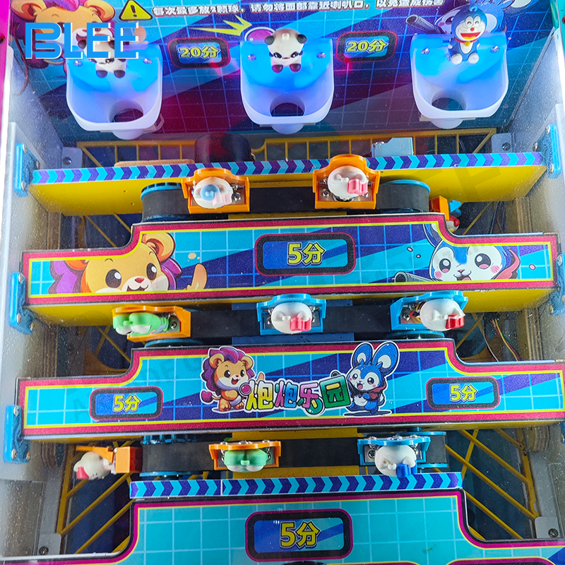 Game interface displaying pig character targets and progressive scoring system