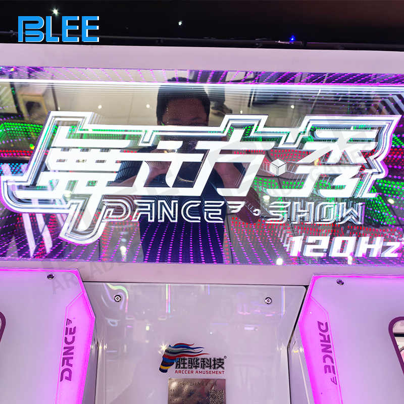 Competitive dual-player interface showing real-time scores and rankings