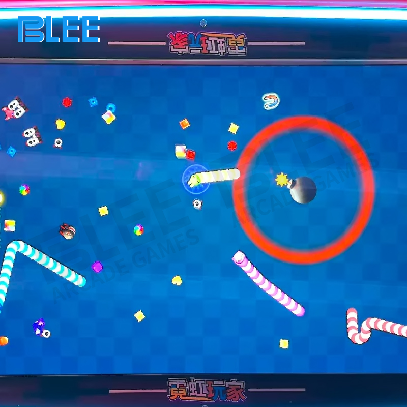 Game selection screen showcasing both classic snake battle and exciting tank combat modes