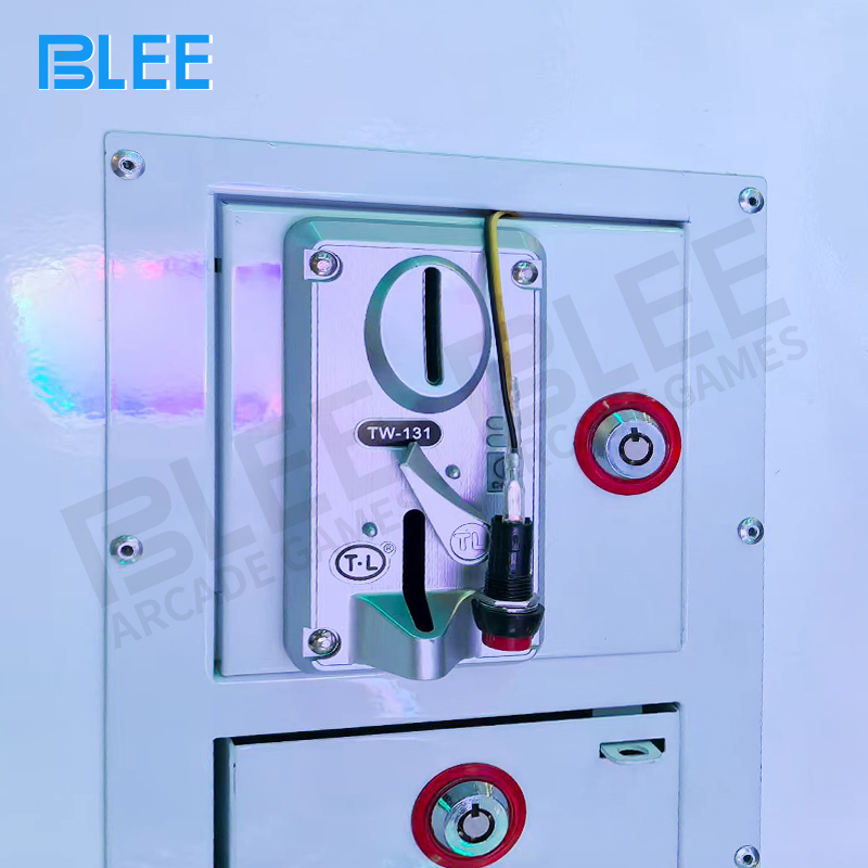 Packaging setup showing protective wooden crate measuring 120*176*211cm for secure shipping