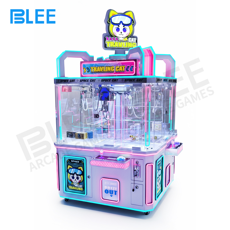 interactive gift machine Four players simultaneously operating cranes around the island machine