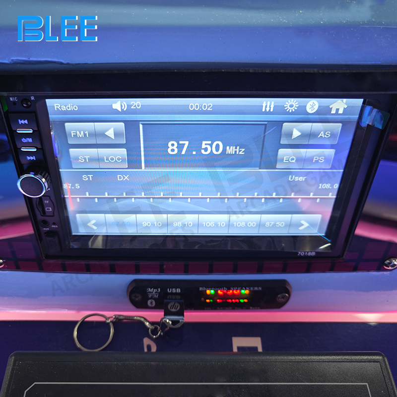 Technical perspective highlighting train's substantial dimensions (1020×116×140cm) and multi-carriage architecture