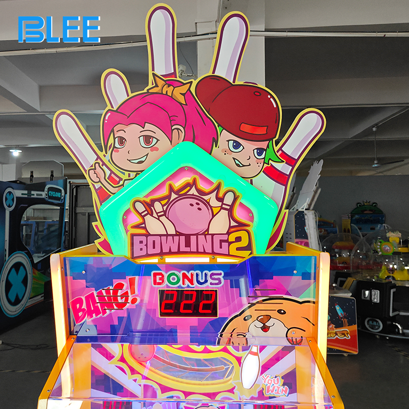 Multi-angle view highlighting machine's dimensions (L1650×660×H2100mm) and sports theme aesthetics