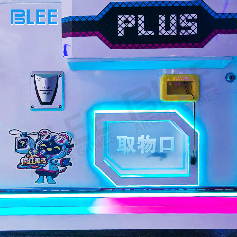 Secure wooden shipping crate (145*125*230cm)