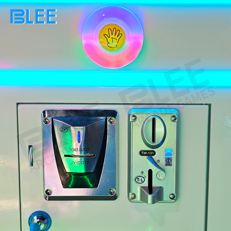 Digital scoring interface with robotic animations, victory sequences, and multi-game tournament tracking