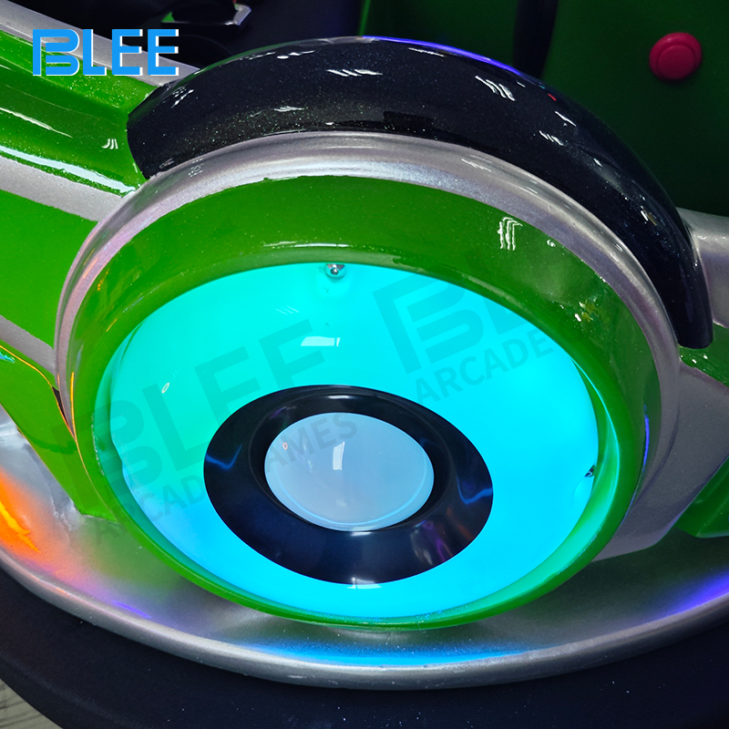 Illustration of the ride's compact footprint (96*96*80cm) within a play area.