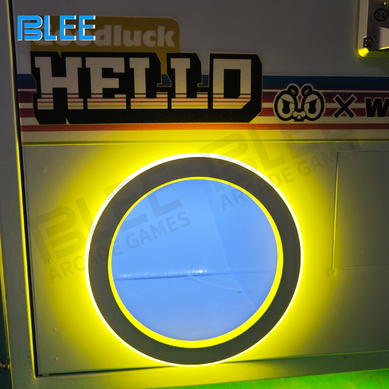Integrated prize/ticket dispenser issuing rewards based on player score