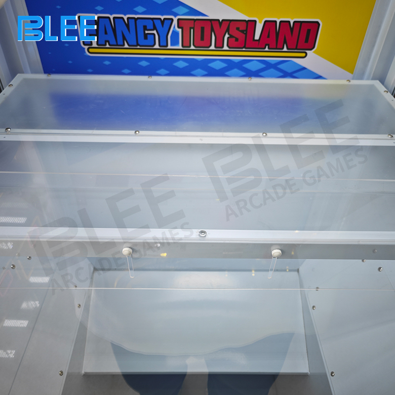 Dual-claw synchronization capturing premium prizes from different angles