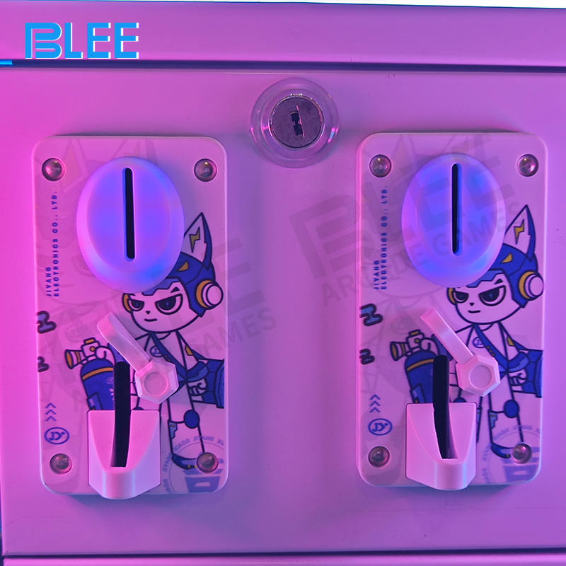 Close-up of dual claw mechanisms positioned over shared prize chamber