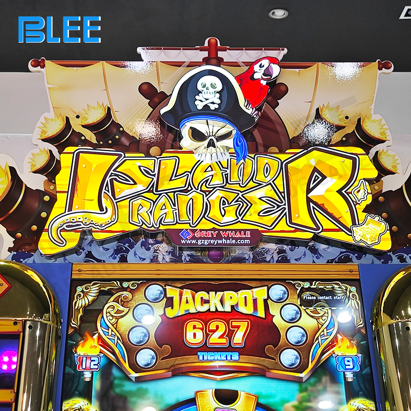 Technical perspective highlighting machine's dimensions (W1130×D1525×H2538mm) and pirate aesthetic