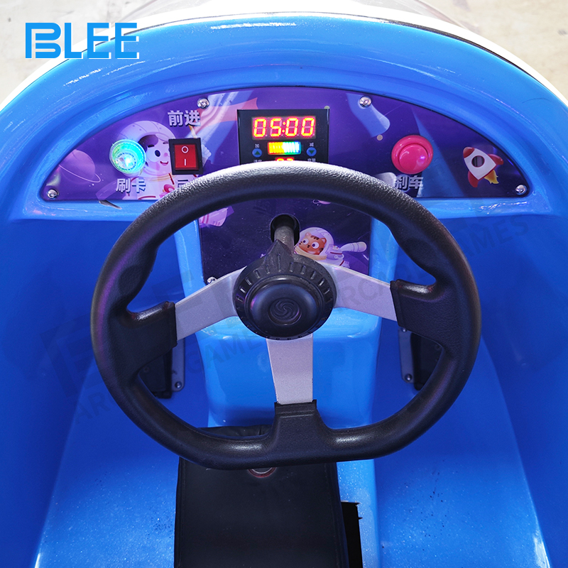 Multi-angle view highlighting attraction's dimensions (182×105×103cm) and oval structural design