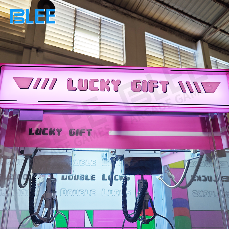 Dual claws simultaneously retrieving complementary prizes from the prize chamber