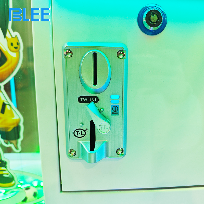 Close-up of the playfield showing interactive elements and prize-winning opportunities.