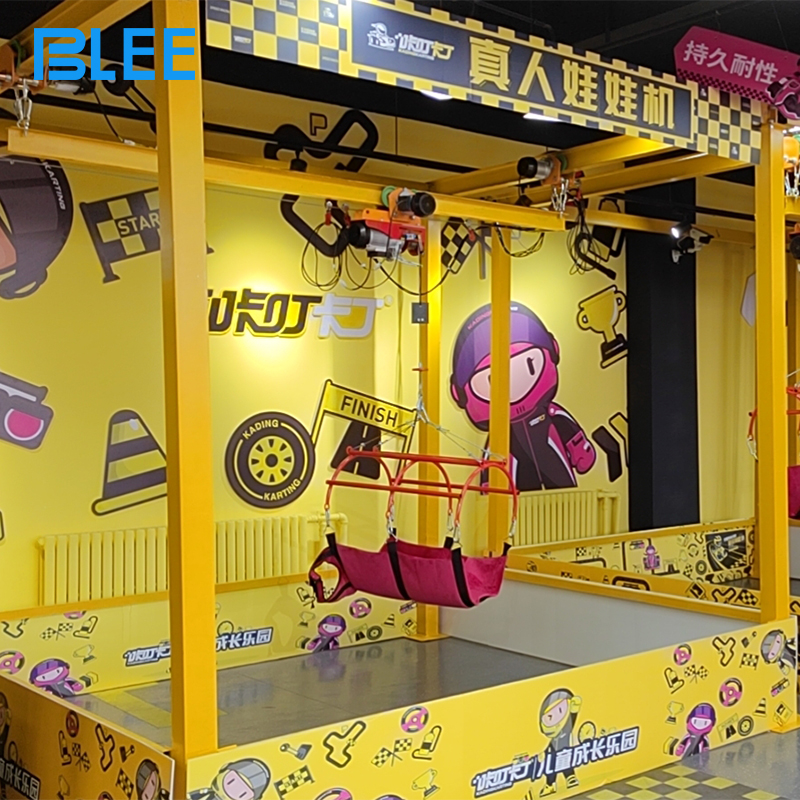 Spectators gathered around the transparent walls watching the player grab prizes in real time.