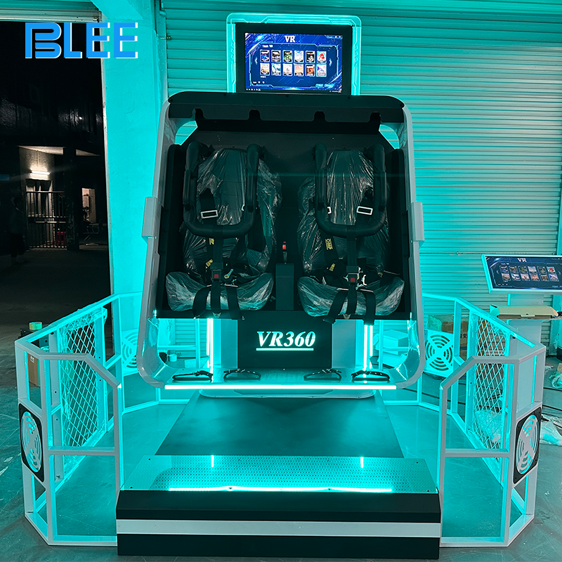 Full front view showcasing dual 360-degree platforms, safety guardrails, Dapeng E3S headsets, and 32-inch screen.