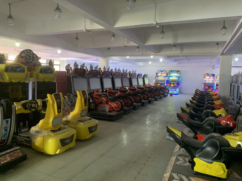 Racing game machines