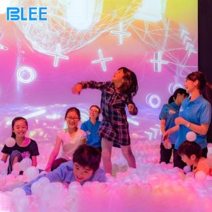 Immersive ball throwing projection game for kids entertainment center